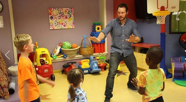 クリス・プラット、小児病院を訪問！ 子どもたちと『ジュラシック・ワールド』を再現