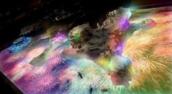 浴衣で“屋内花火”を楽しむプロジェクションマッピング 「ペンギン花火」開催