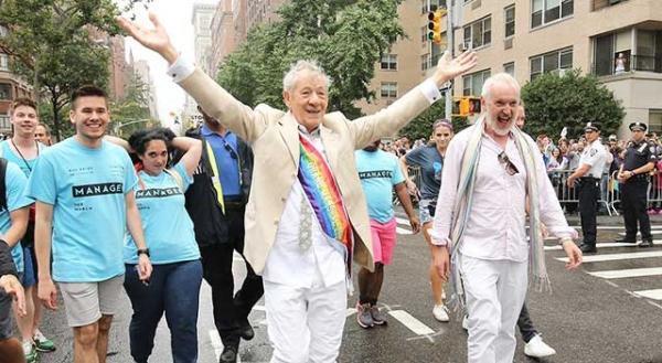 同性婚合法の判決後のゲイ・パレードにイアン・マッケランらが参加