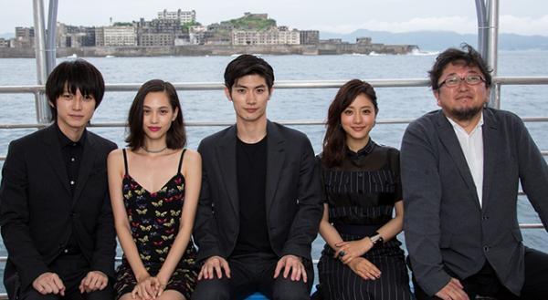 三浦春馬＆水原希子ら、軍艦島再上陸に歓喜！『進撃の巨人』完成報告会見