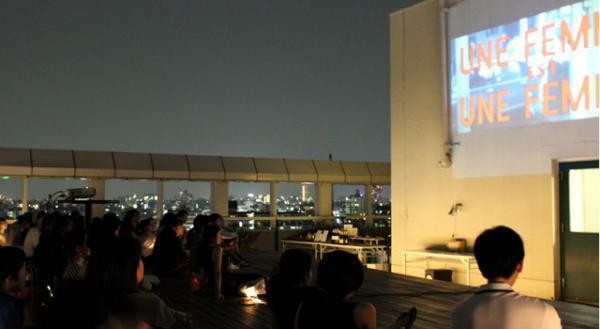 屋上ウッドデッキで映画鑑賞「ルーフトップシネマ 」第1回目は『フランシス・ハ』