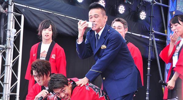 柳沢慎吾、仮面ライダードライブを相手に逮捕コント披露！