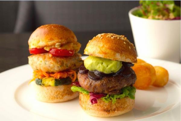 肉食女子必見！注目は新種のスライダー？「グルメバーガーグランプリ2015」開催中