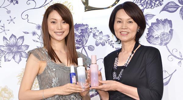 蛯原友里、ふっくらお腹で妊娠発表後初の公の場！ 母とイベント初共演