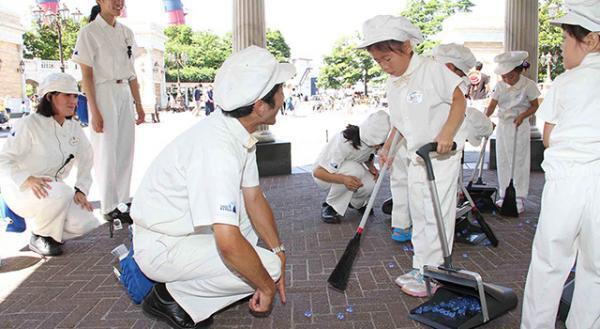 【ディズニー】憧れのキャスト体験を夏休みに！　「カストーディアル・キッズ！」