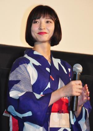 篠田麻里子、お祭りの射的の景品に自身の“非公式”カレンダーを見つけ苦笑！