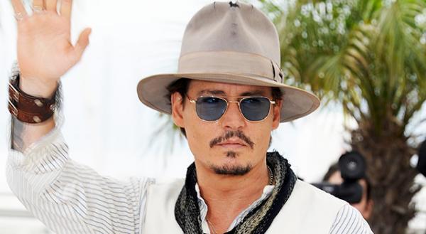 ジョニー・デップ、ジャック・スパロウの扮装で赤ちゃんコウモリに授乳