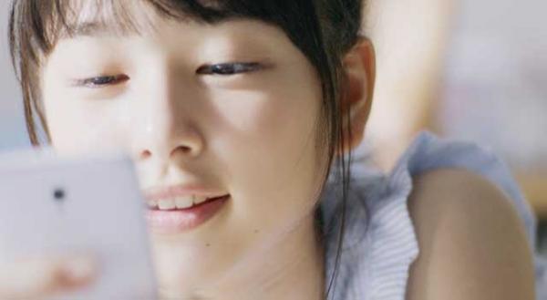 “岡山の奇跡”桜井日奈子に胸キュン！ 「白猫」新CMで無邪気に喜ぶ表情に注目