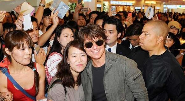 トム・クルーズ、21回目の来日！ 1時間に及ぶファンサービスに笑顔