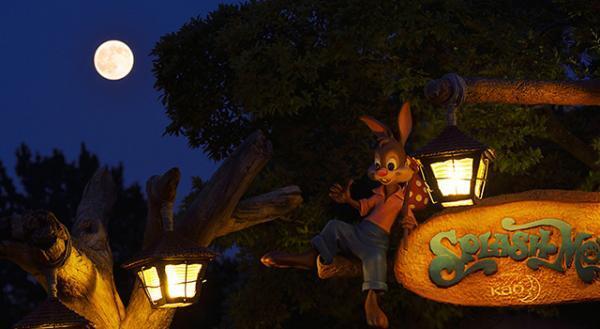 【ディズニー】ブルームーンがパーク上空に美しく輝く！ 幻想的な写真8枚を初公開