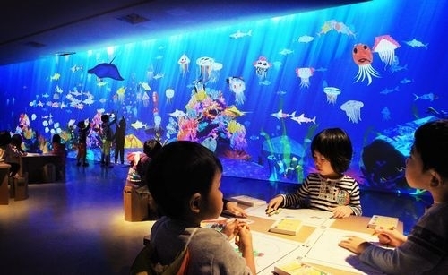 夏はクリエイティブな体験を！「チームラボ お絵かき水族館」がファミリア銀座本店にて開催