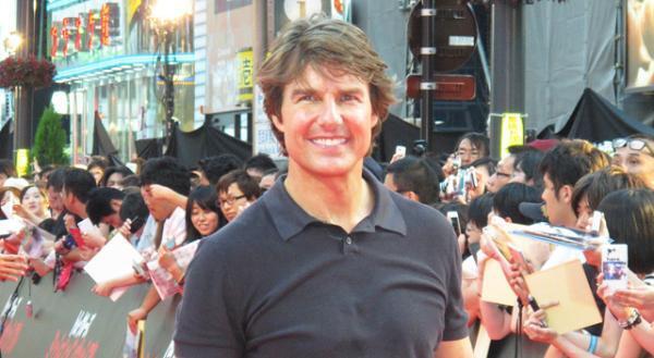 トム・クルーズ、猛暑の歌舞伎町に降臨！2時間かけてファンサービスし汗流す