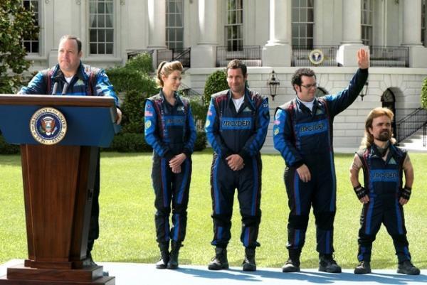 ヒーローはくたびれた中年オタク!?『ピクセル』主要キャストの場面写真到着