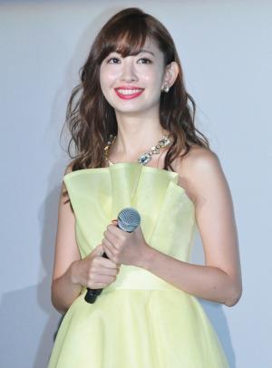 小嶋陽菜、テッドの人気の秘密は「内容じゃなく女性はただクマが好き」とバッサリ！