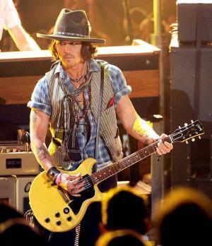 ジョニー・デップ、チャリティ・ライブで「キッス」ジーン・シモンズと共演