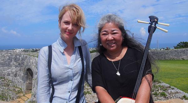 「マッサン」シャーロット・ケイト・フォックス、沖縄音楽に触れ歌声披露