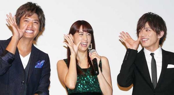 山本美月、ムチャぶりに神対応！イケメン2人と“大丈夫”ポーズ