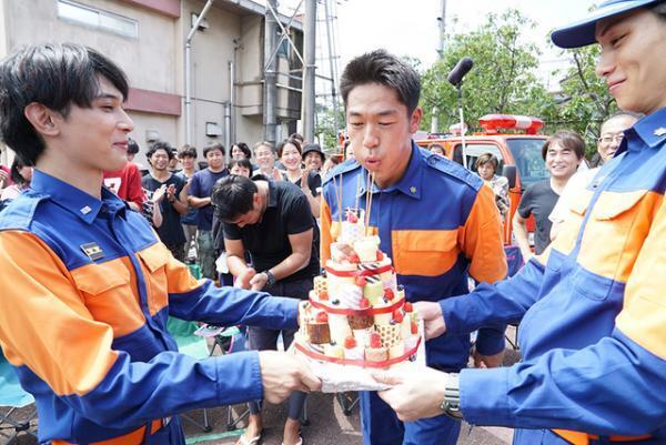 AKIRA、栗山千明らのお手製ケーキに感激！