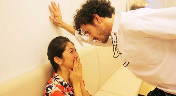 ”スカート男子”の壁ドンに興奮！「アウトランダー」胸キュンシーンを再現