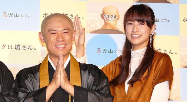 伊藤淳史、僧侶姿を生披露　山本美月が“坊主頭”をナデナデ
