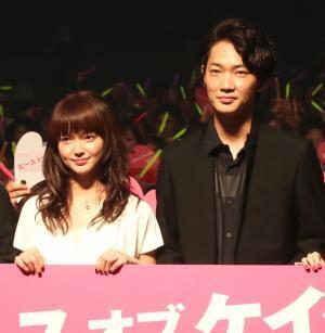 綾野剛、多部未華子とのキスシーンに謝罪！「申し訳なかったです」