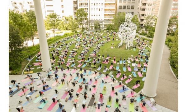 都心の屋外イベントでリラックス！「虎ノ門ヒルズ」の秋空ヨガスタジオ