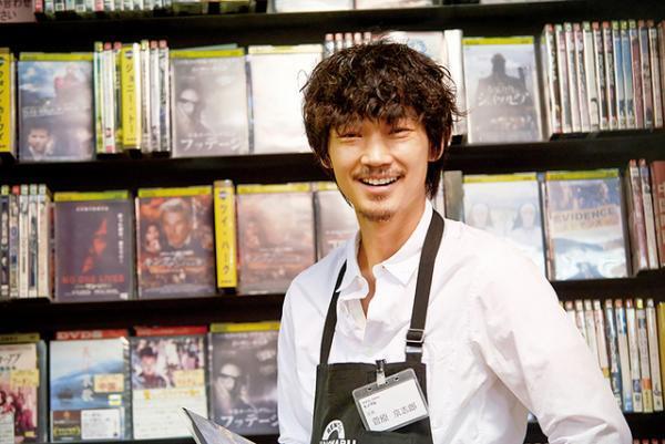 綾野剛、“ヒゲ店”からテロリストまで…ニュートラルな役者の大躍進