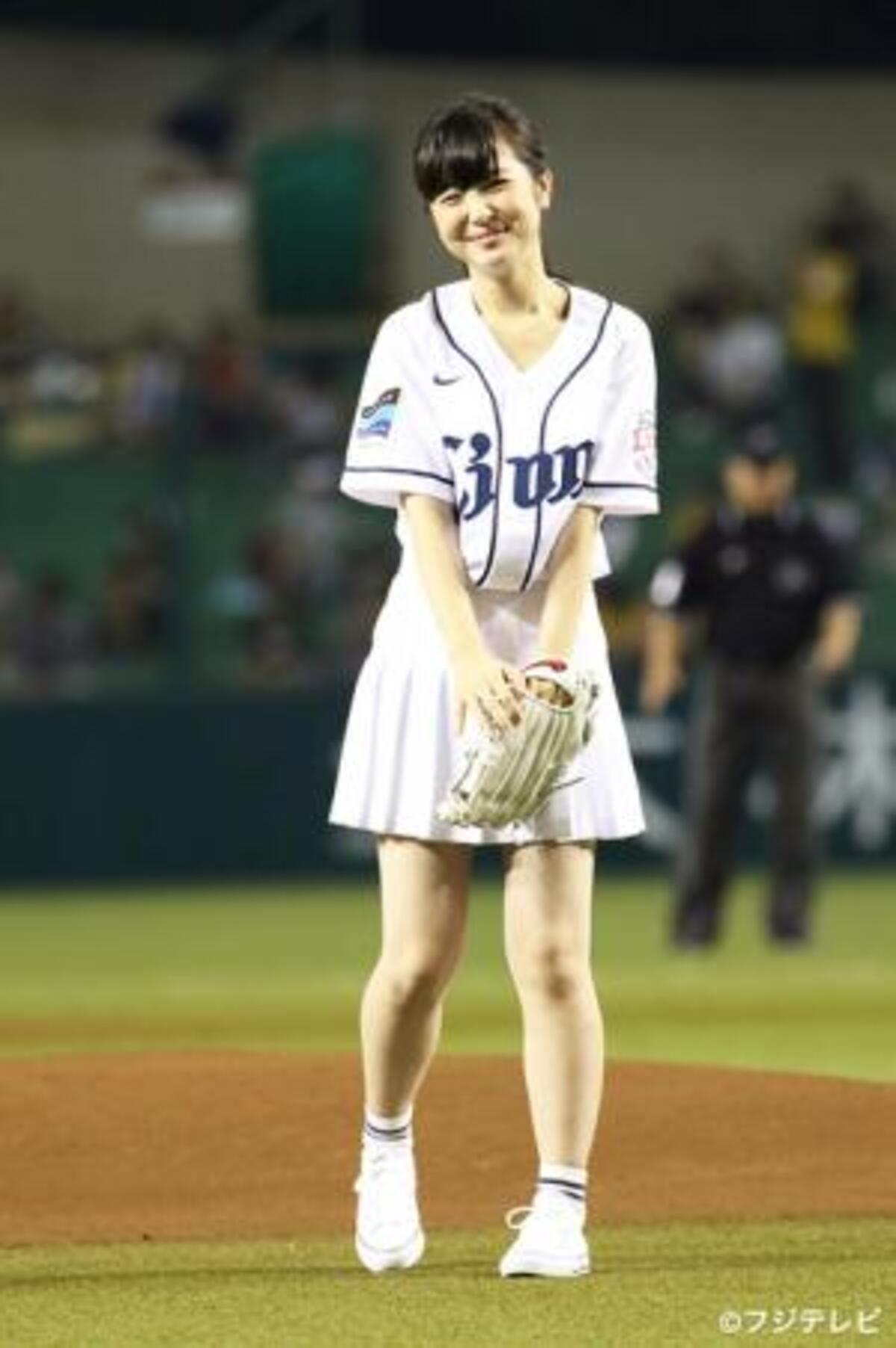 あの花 めんま役 浜辺美波が始球式に挑戦 球場の声援に感涙 15年9月4日 ウーマンエキサイト 1 3