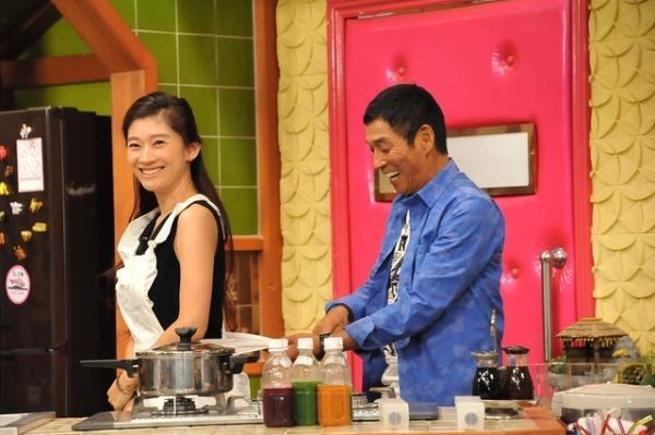 篠原涼子の白エプロンに明石家さんまメロメロ!? 「さんまのまんま」