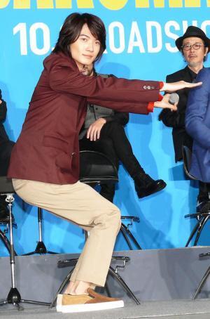 神木隆之介、イベント壇上で筋トレ披露　佐藤健「おれは絶対やらない！」