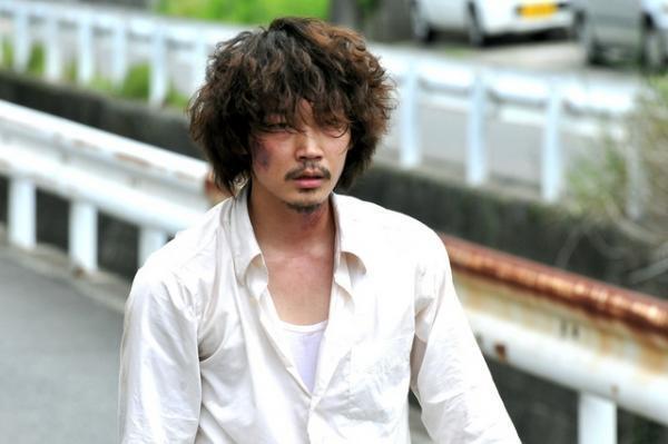 綾野剛、『天空の蜂』巨大ヘリを奪う“謎の男”に…迫真の演技で新境地