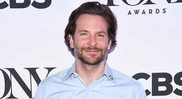 ブラッドリー・クーパー、恋人イリーナ・シェイクと母と3人で休暇を過ごす