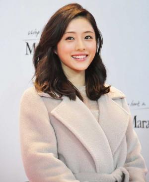 石原さとみ、大人の装いで「美術館デートしたい！」
