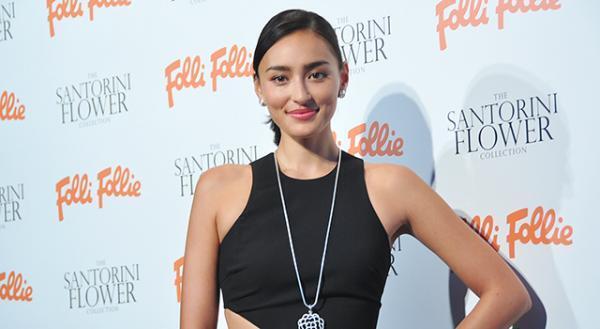 長谷川潤、大胆スリット入りのセクシー黒ドレスで魅せる！