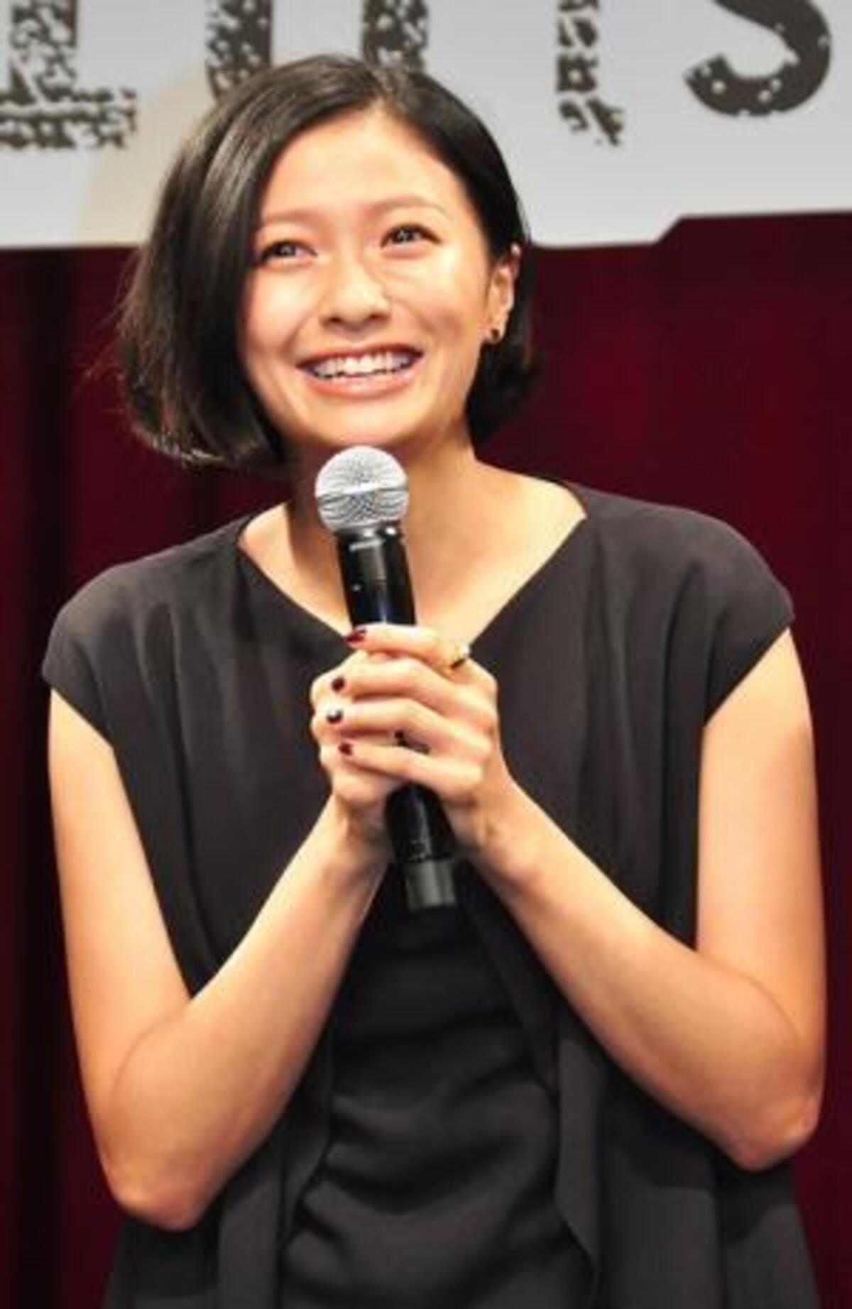 岡田准一 榮倉奈々のセクシードレスに 背中があき過ぎ と恋人目線で 苦言 15年9月17日 ウーマンエキサイト 1 3