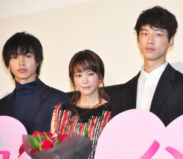 桐谷美玲、号泣！　山崎賢人＆坂口健太郎の花束に「やるねぇ！」