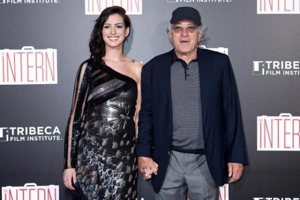 アン・ハサウェイ、名優デ・ニーロは「本当に愛すべき人」 『マイ・インターン』NYプレミア