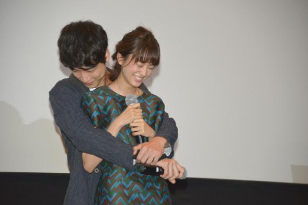 坂口健太郎の“後ろハグ”に観客悲鳴！『ヒロイン失格』広島で舞台挨拶