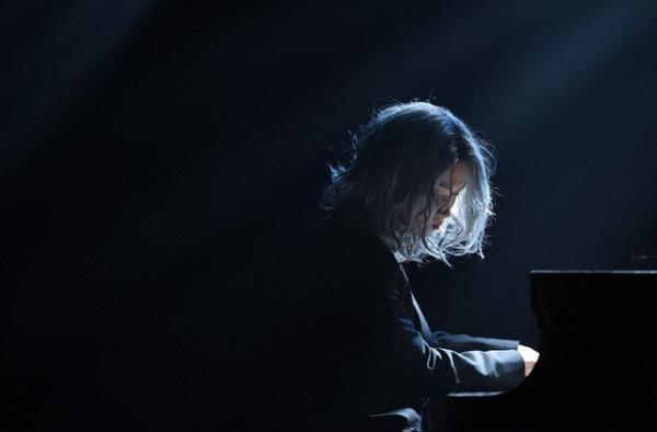 綾野剛、謎多き“天才ピアニスト”ビジュアル解禁！ドラマ「コウノドリ」