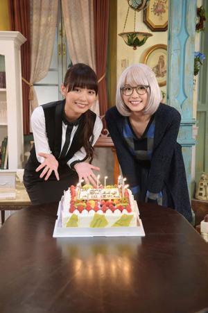 内田理央、サプライズに感激！新垣結衣ら全員で24歳をお祝い