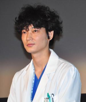 綾野剛、産婦人科役でついつい妊婦の友人を健診？