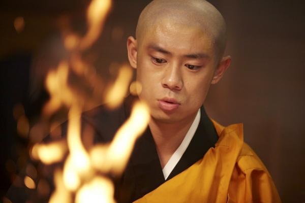 伊藤淳史「とにかく熱くて大変」、真剣“修行”シーン解禁『ボクは坊さん。』