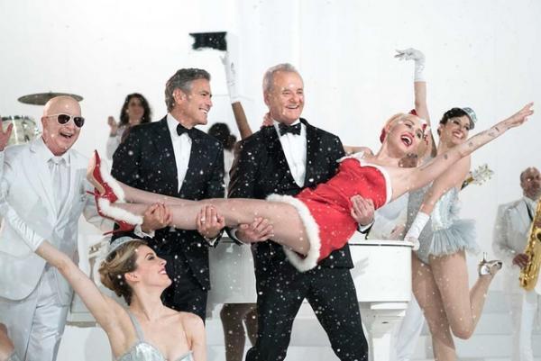 【予告編】マイリー・サイラスもサンタ姿で大騒ぎ!?「ビル・マーレイ・クリスマス」