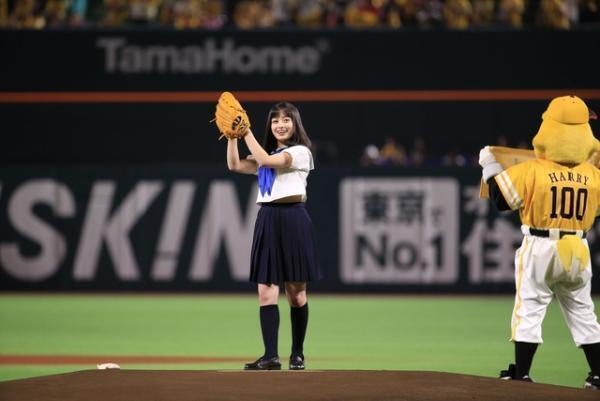 橋本環奈、セーラー服初披露で始球式！ノーバウンドで「カ・イ・カ・ンでした」