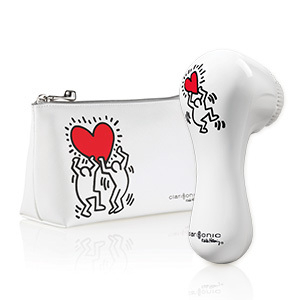 人気の音波洗顔器「クラリソニック」、アーティなキース・へリングバージョンで登場