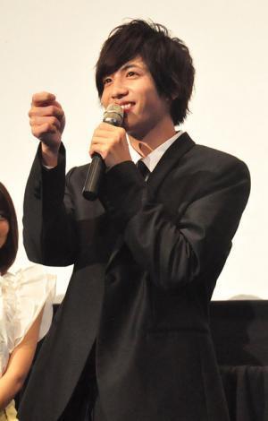 壁ドンの次はアゴクイが来る？　志尊淳、観客前に“エア”アゴクイ＆「好きだよ」