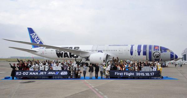 R2-D2が空を飛ぶ！　機長のサプライズアナウンスにファン歓喜