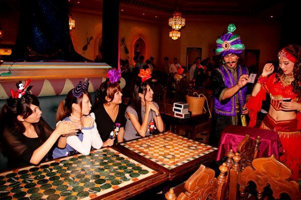 【ディズニー】ジャファーの手下がマジックでおもてなし「カスバ・フードコート」