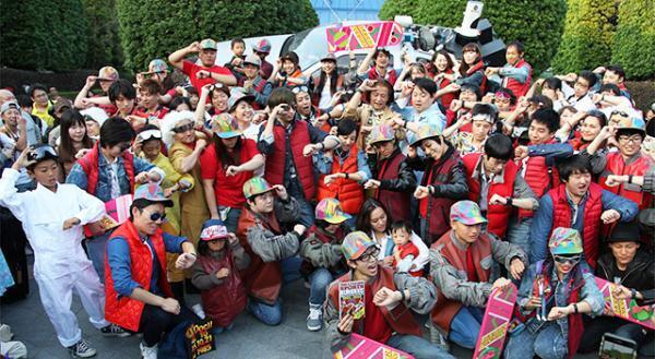 【USJ】デロリアン前に300人のゲストが集結！30年後の“未来”記念日をパークで祝福