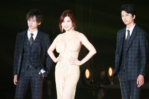 【GirlsAward2015 A/W】叶美香、初登場！セクシードレスで会場を魅了